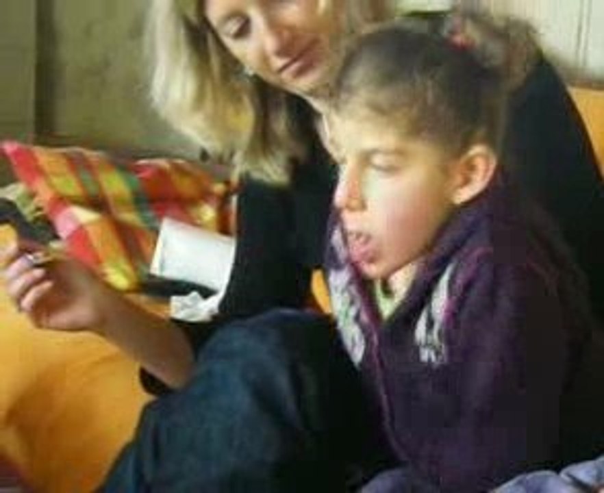 Elle mange un peu !