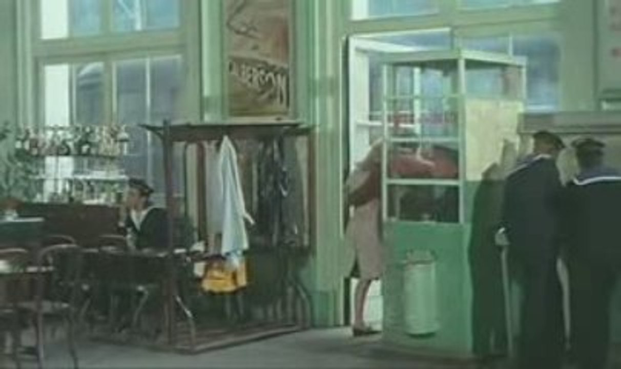 _LES_PARAPLUIES_DE_CHERBOURG_CLIP_CHANSON_DENEU-1