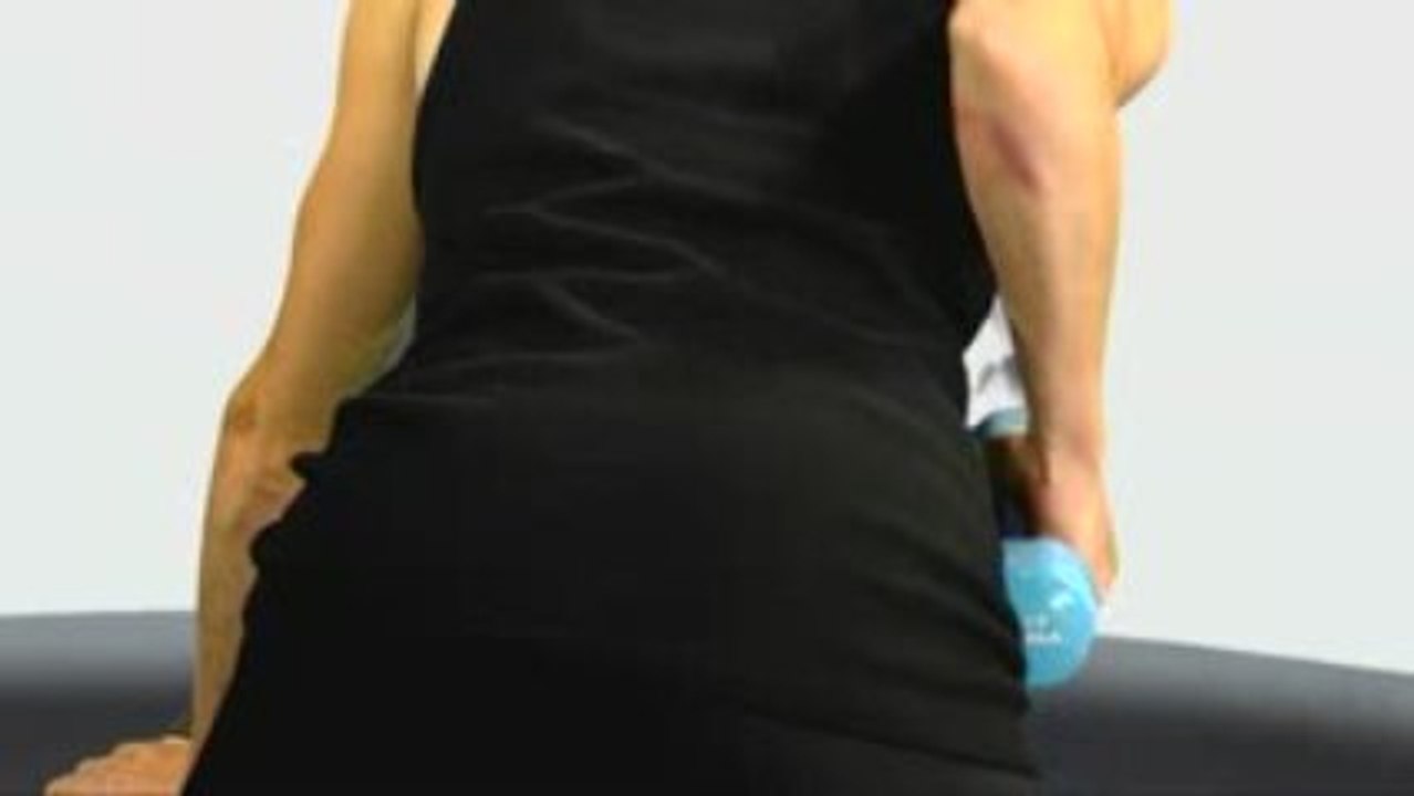 Dumbbell Row - Womens exercise videos from Maximuscle