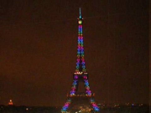 Illuminations de la tour Eiffel à l'occasion de ses 120 ans