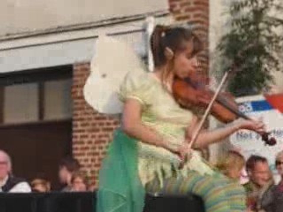 Melle Macadame Piano vole petit papillon