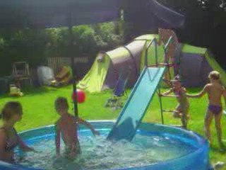 voici mes enfants et ma nièce a la piscine cette été