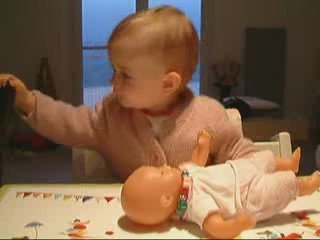 Petite Louise fait le clown