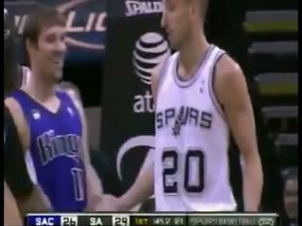 Manu Ginobili attrape une chauve souris en plein match