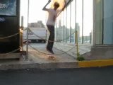 Régis fait un faceplant sur le skateboard