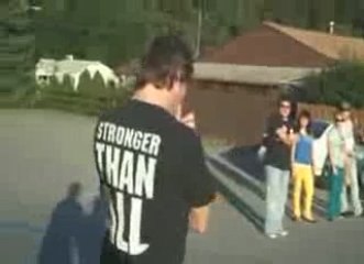 régis saute sur une voiture