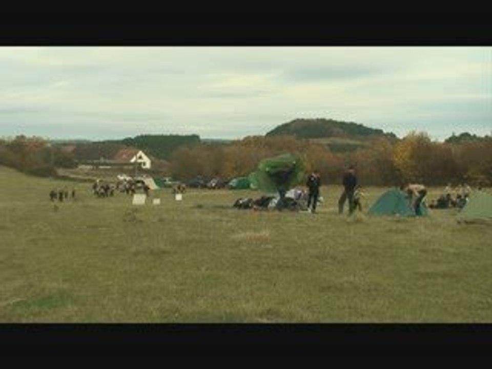 Difficile montage de tente à Vézelay