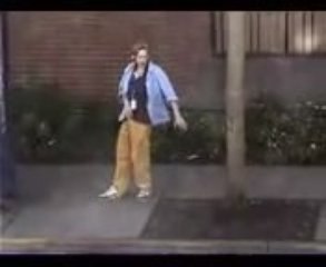 Jeune homme danse Michael Jackson à un arret de bus