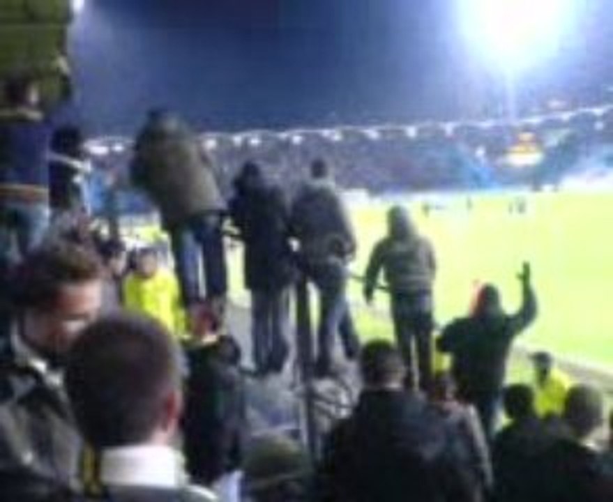 Vidéo de joueurs Nantais allant vers la BL à la fin du match