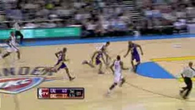 NBA Thabo Sefolosha steals the ball from Kobe Bryant
