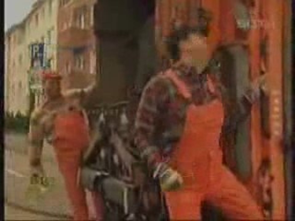 فتاة تحب زبال