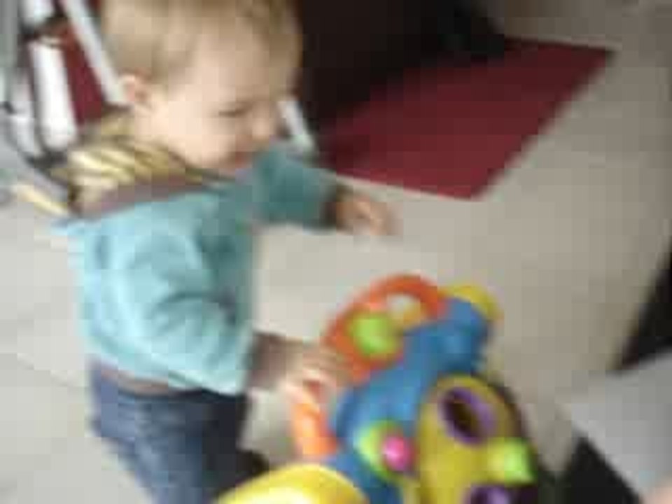 Hugo marche derriere son pousseur