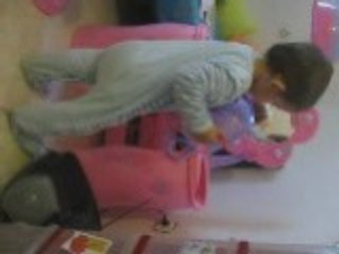 yanis le 4.11.09 (mes premiers pas 12.10.09) joue avec clara