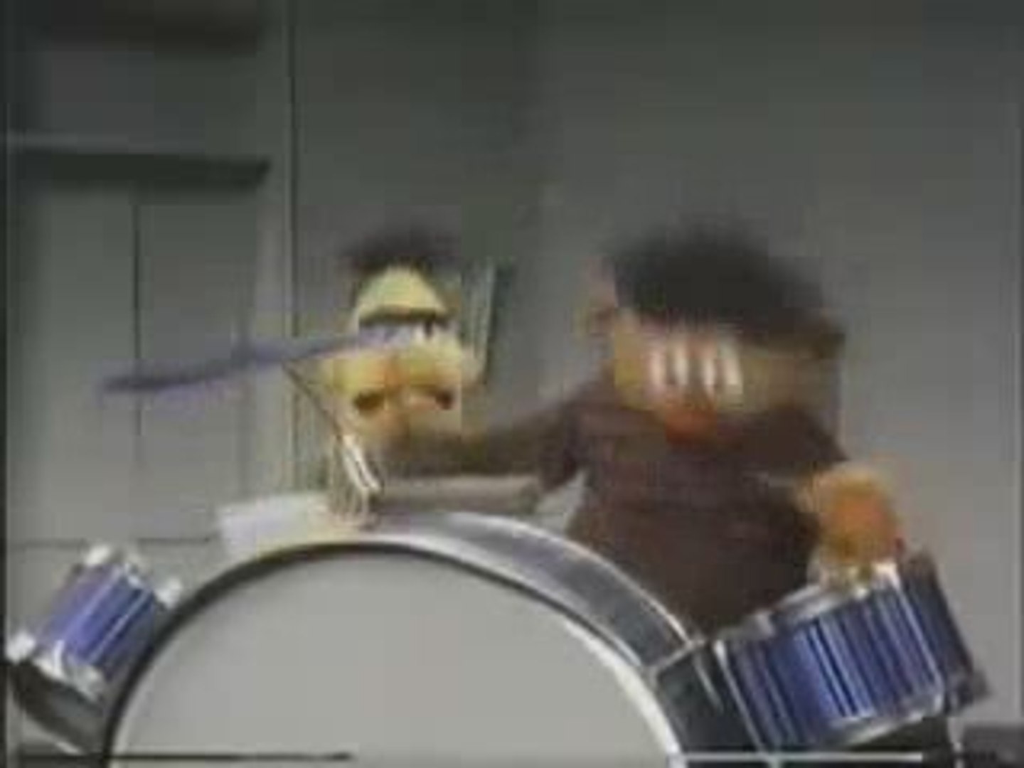 Ernie practices some blast beats - Vidéo Dailymotion
