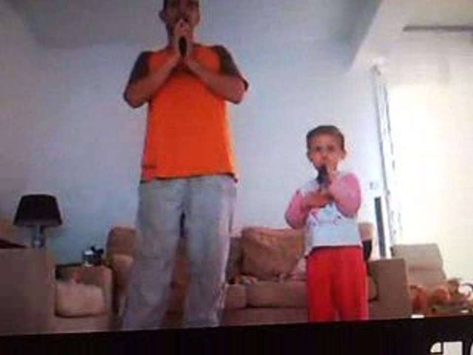 Jade et son papa sur Singstar (02)