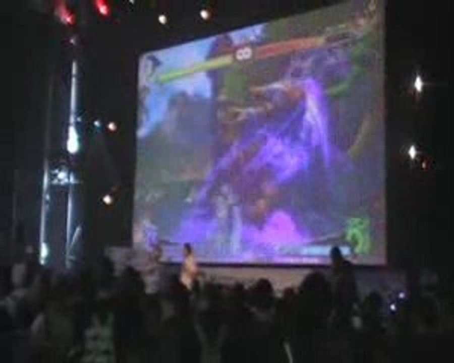 Yoshinori Ono au MGS 09 présentant Super Street Fighter IV