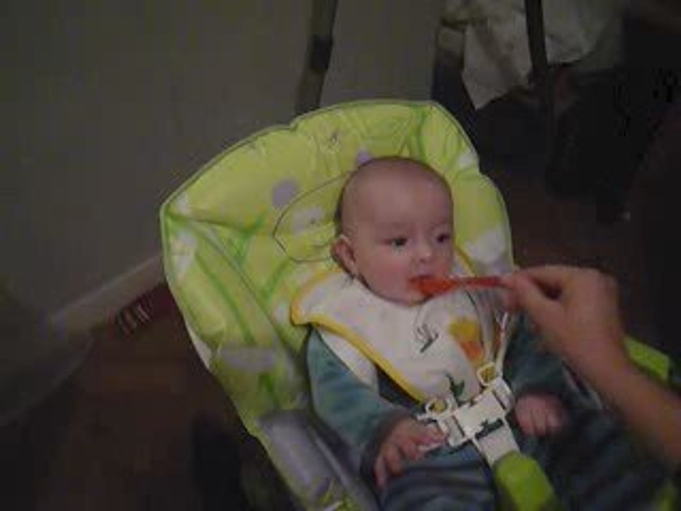 1er repas a la cuillère de titi