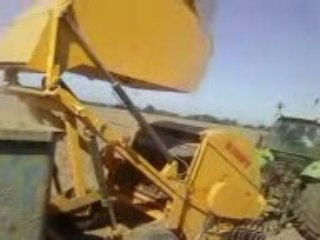 ramasseuse a pierre Kirpy pendant le dechargement