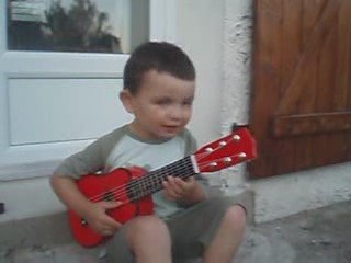 Enzo chante et joue de la guitare