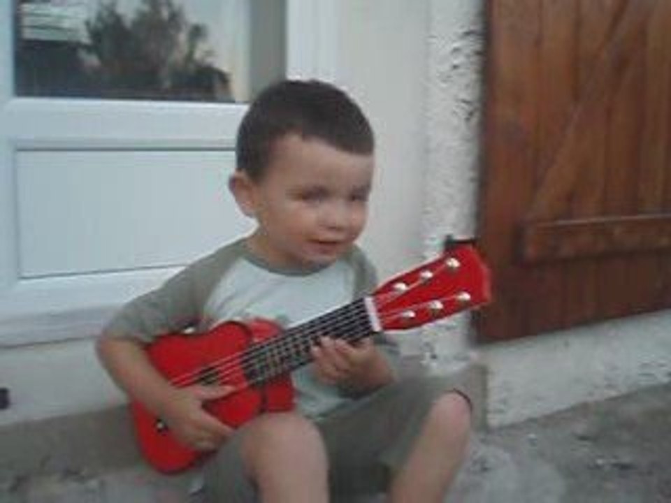 Enzo chante et joue de la guitare