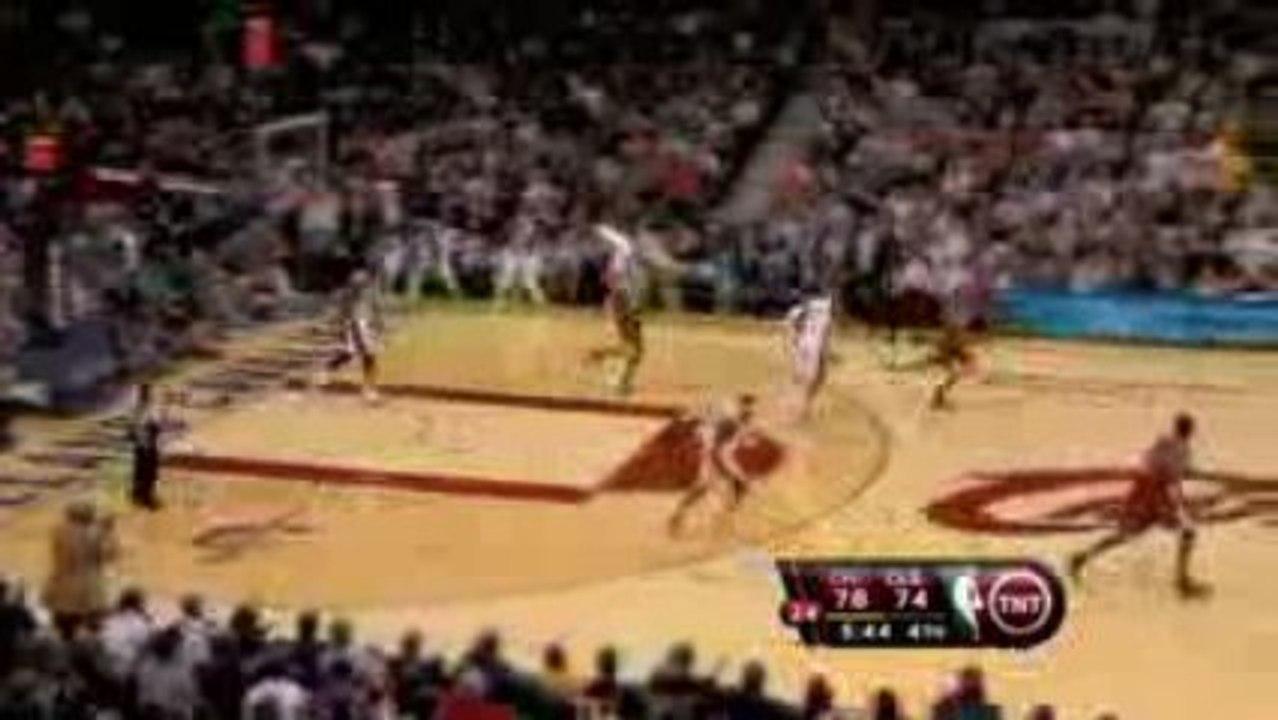 NBA Shaquille O'Neal blocks Brad Miller's shot away from the