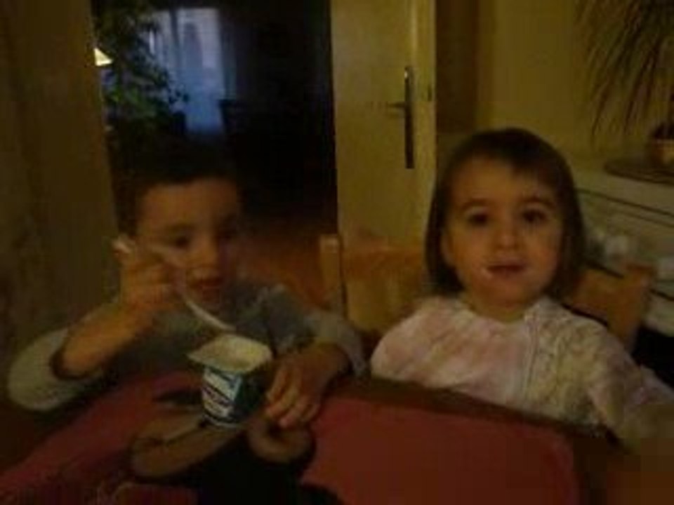 Benjamin nourrit sa soeur!!!