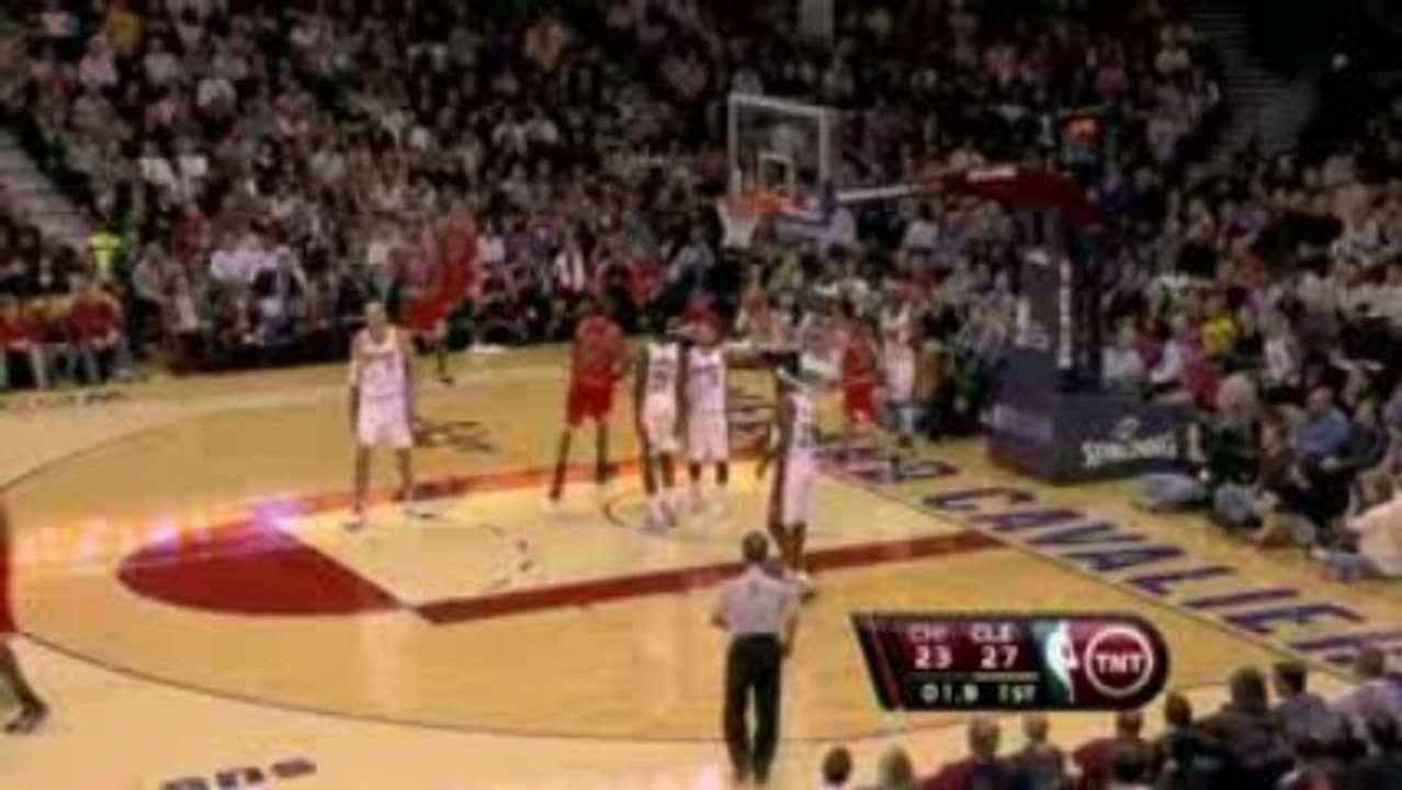 NBA Kirk Hinrich spins past a defender, gets fouled and sink