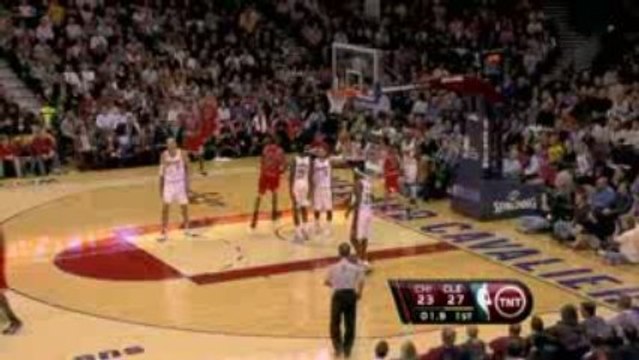 NBA Kirk Hinrich spins past a defender, gets fouled and sink