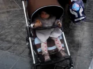 *...Hanna, sceptique devant cette troupe de musiciens...***°