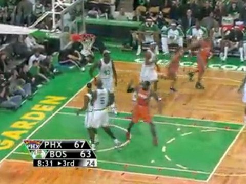 NBA Steve Nash hits Amar'e Stoudemire with a nice pass under