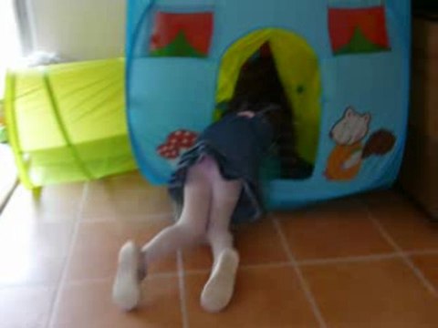 Lucile et Juline dans la maison bleue