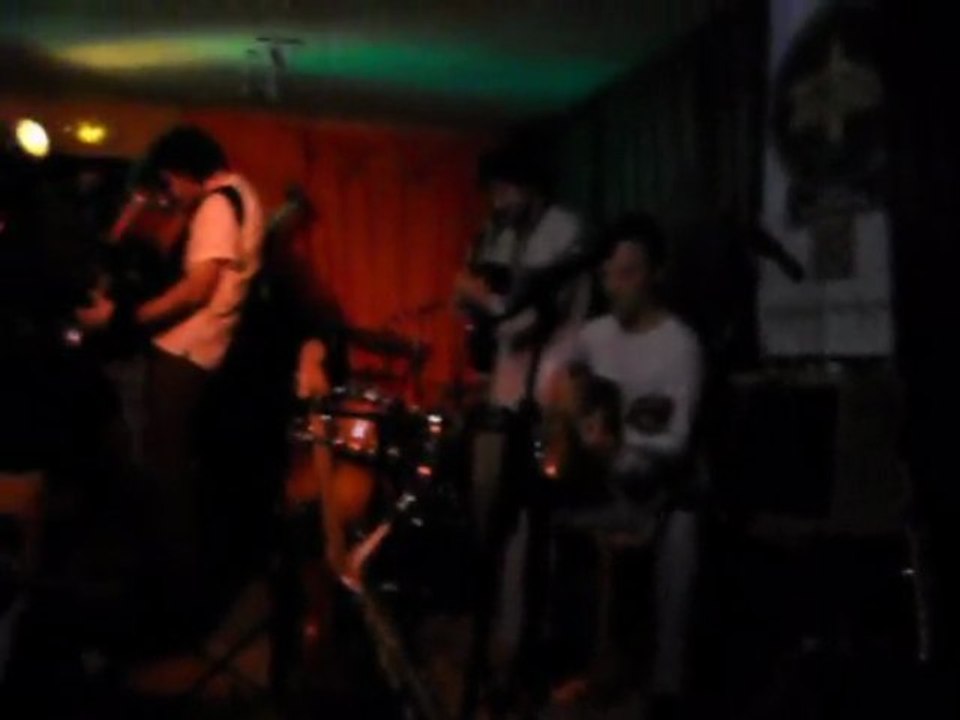 A quoi pense-t-elle...des ongles noirs repris par Fatras!