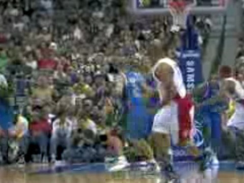 NBA Jason Kidd tosses up a no-look pass to Josh Howard and J