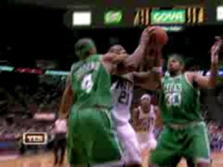 NBA Bobby Simmons spins away from J.R. Giddens and gets the
