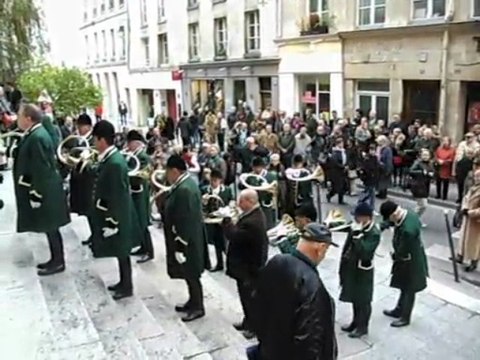 Aubade des Trompes du Club PERINET sur un parvis d'église