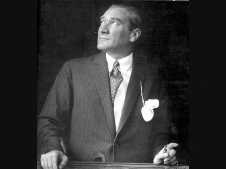 ATATÜRK SARI SAÇLIM MAVİ GÖZLÜM