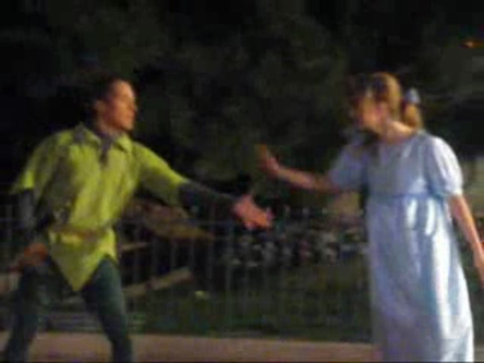 Peter pan et Wendy dansent