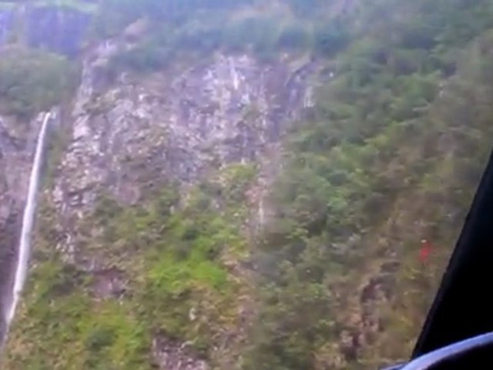 helico a la reunion descente dans  le trou de fer