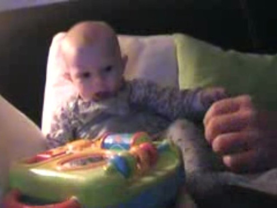 Margot joue sur le canapé