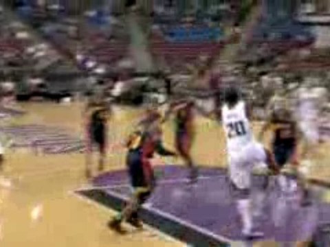 NBA Beno Udrih finds Donte Greene for the nice alley-oop.