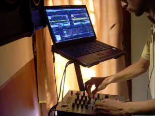 Djx Gonzalo Garcia set minimal provando el stand laptop