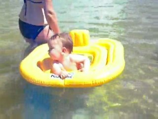 Premier bain de Mer Léo