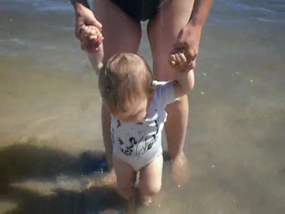 Léo marche dans l'eau