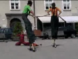 Spectacle d'échassiers à Salzburg