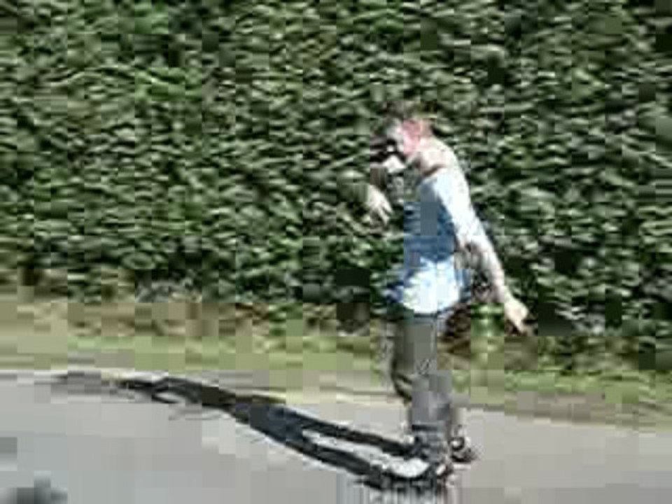 2G fait du sport extreme en roller...