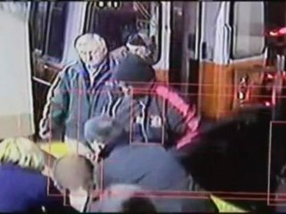 Miracle : Elle tombe sur les rails à l'arrivée du métro