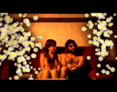 Curso de Cine - Pareja en sofa rojo - Corto Cine TAI