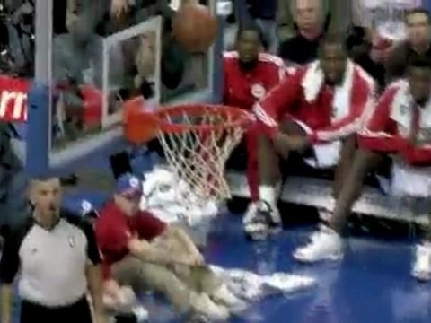 NBA Steve Nash finds Jason Richardson with the nifty pass ag