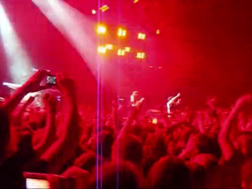 Green Day - Holiday (live Paris 04/10/09)