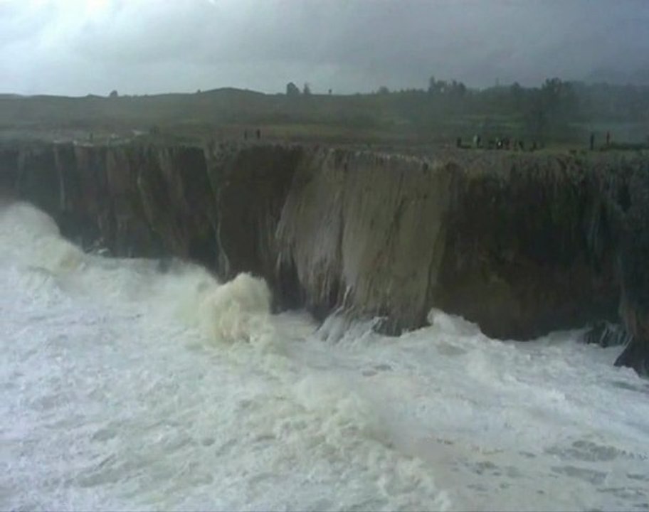 Temporal en el cantabrico, Bufones de Pria, Llanes, Asturias